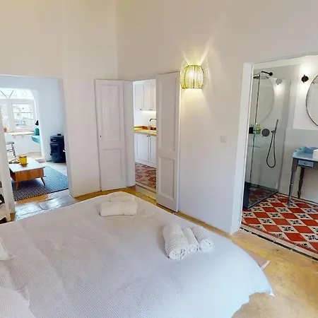 Narrow Street * Victoria