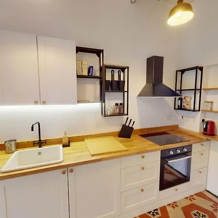 Narrow Street * Victoria