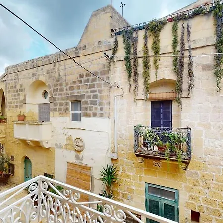 Narrow Street * Victoria