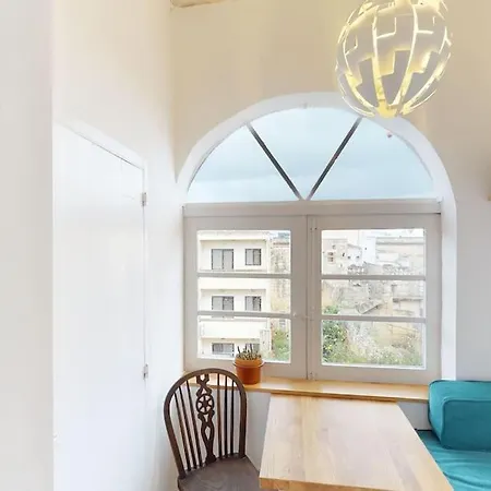 Narrow Street Victoria