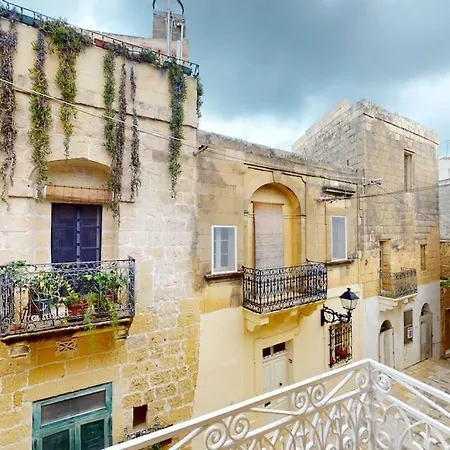 Narrow Street Victoria