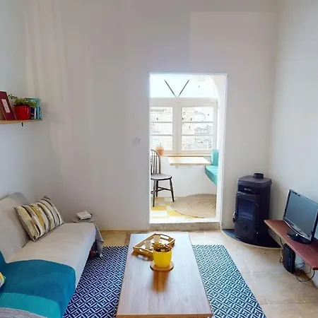 Narrow Street Victoria