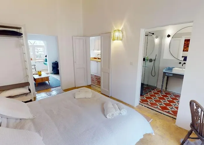 Narrow Street * Victoria