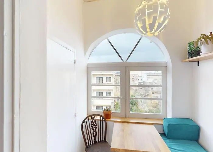 Narrow Street Victoria