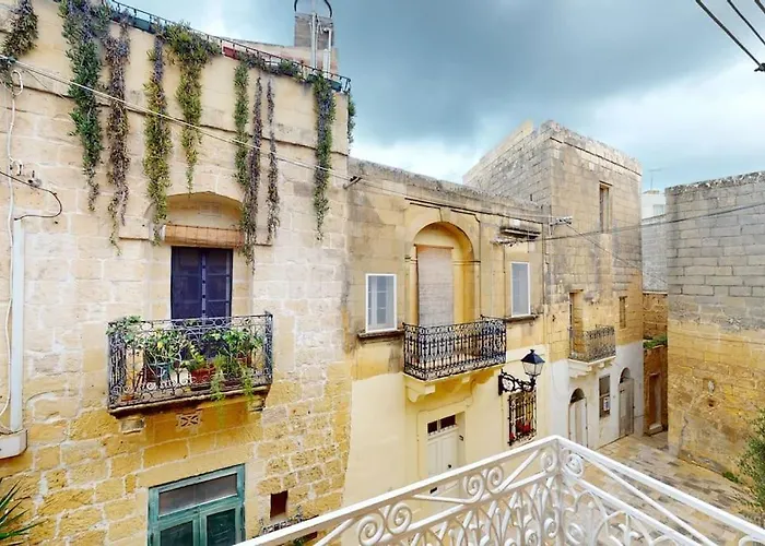 Narrow Street Victoria