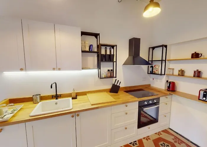 Narrow Street * Victoria