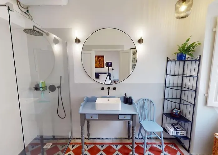 Narrow Street * Victoria