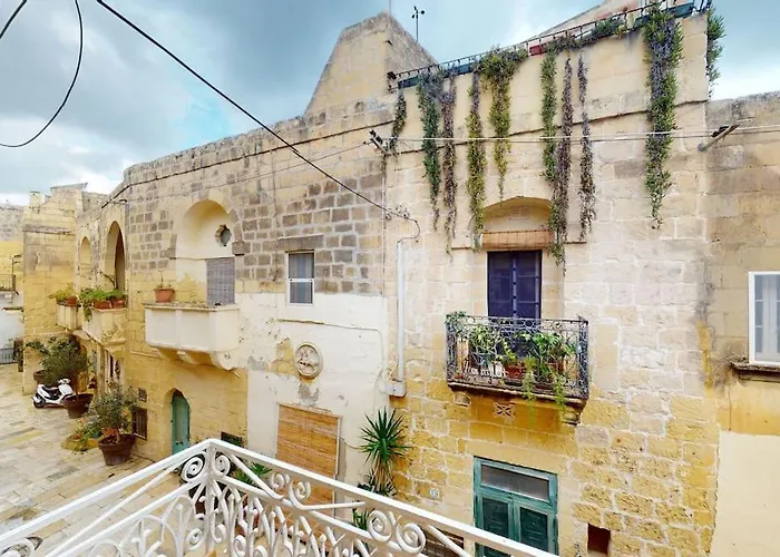 Narrow Street * Victoria