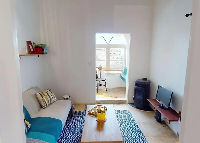 Narrow Street Victoria